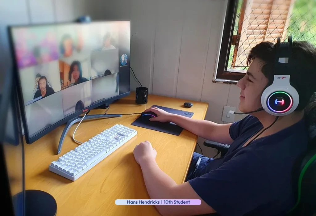 Estudiante de 10th de Genuine en clase virtual de Math